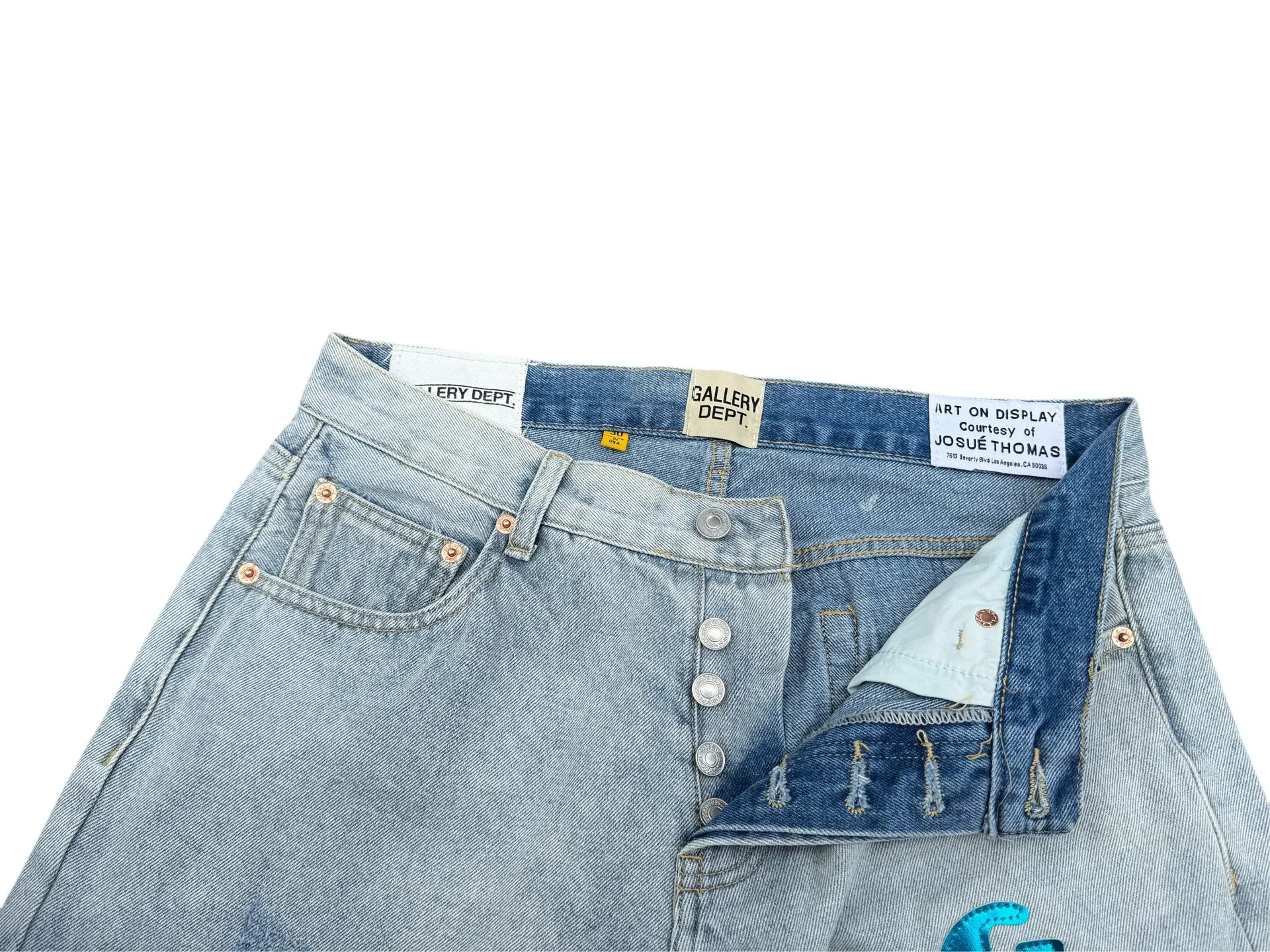 P240💰G66 GALLERY DEPT. Denim spliced ​​with all-over printed leather ripped bell-bottoms, washed and distressed jeans. GALLERY is attracted by these bell-bottoms. Whether it is a reset of Carhartt or Levis, it has created a strong brand style. Since these pants are modified from rare vintage, the production capacity is limited. Therefore, after many icons wore them, these pants were once hard to find. Later, perhaps due to the improvement of GD's business in the past two years and the expansion of production lines, the brand itself lowered the price, so I can't wait any longer for these pants this year and will definitely buy them. During the process of the denim washing plant, the owner of the washing plant helped introduce a boss who had worked for Levi's foundry and started his own business. This also paved the way for the following styles. Therefore, Levi's remodeled single product for the base plate is really familiar. Whether it is the fabrics supplied or the lathes used in production, there is nothing to choose from. -Color: blue -Size: S-XXL (corresponding to 28-36)